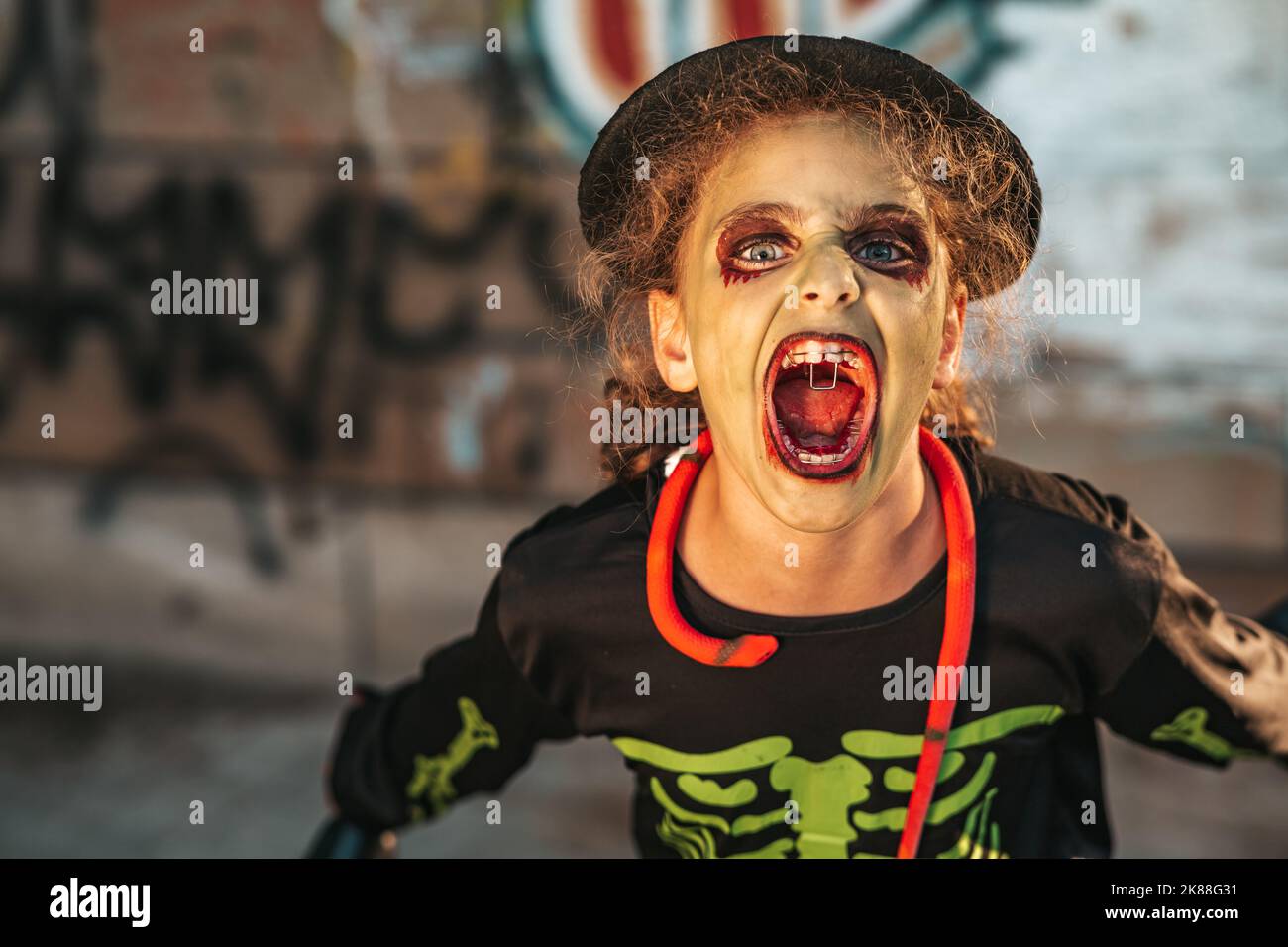 ragazza teen in costume zombie alla festa di halloween Foto Stock