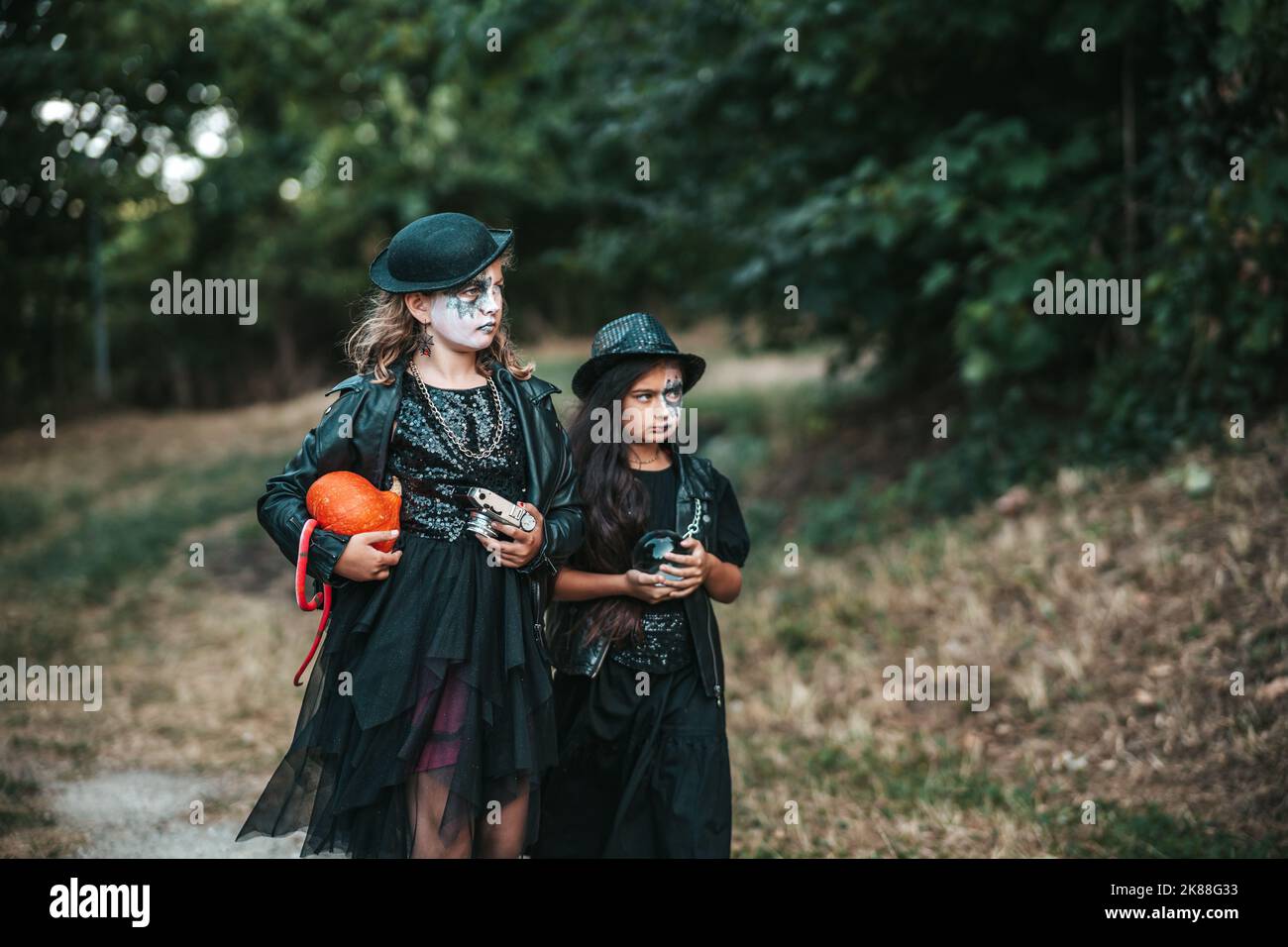 Le ragazze adolescenti in costumi hard rock celebrano la festa di Halloween Foto Stock