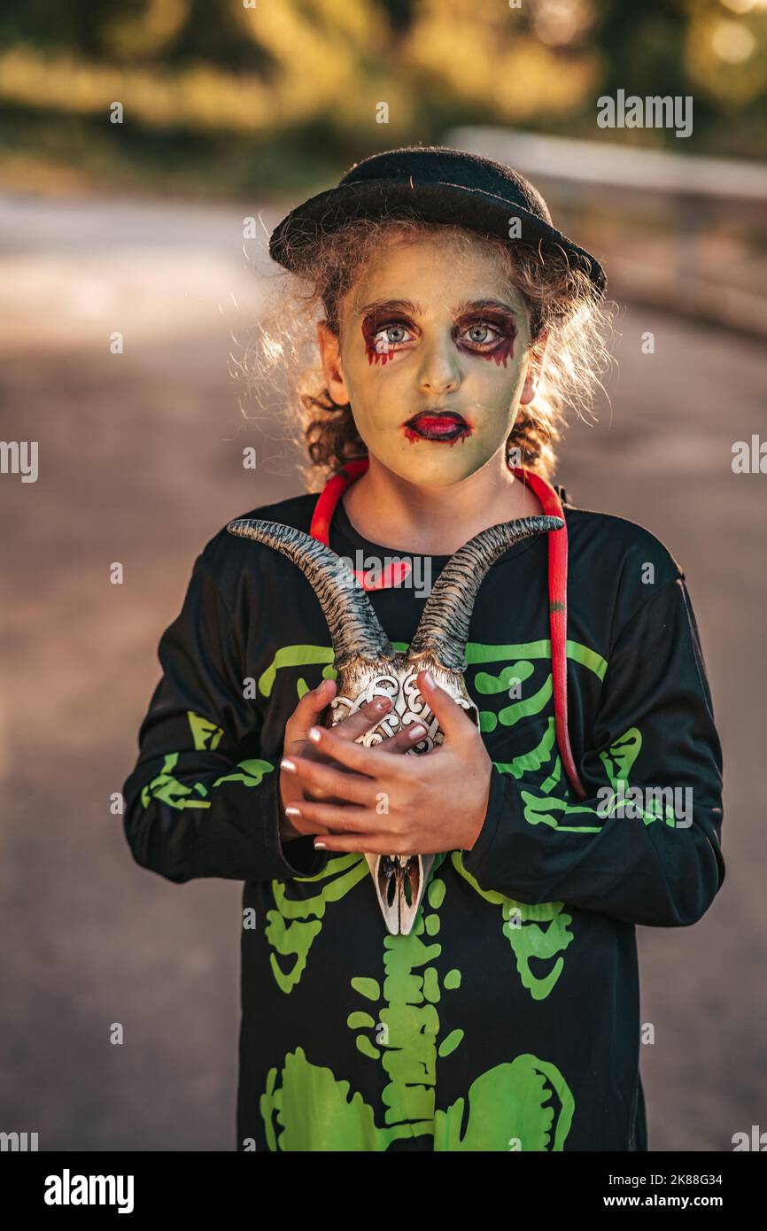 ragazza teen in costume zombie alla festa di halloween Foto Stock