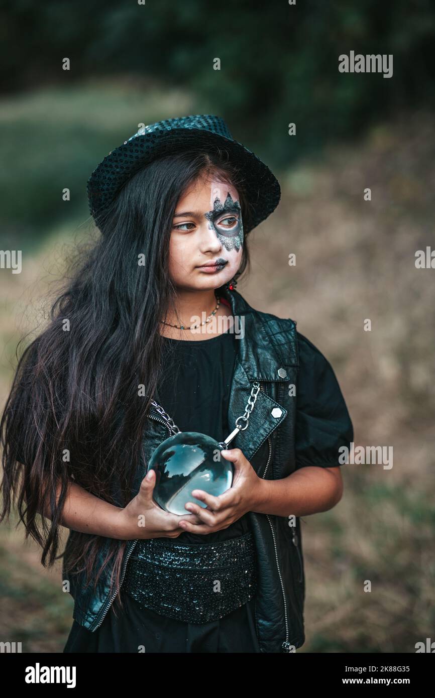 Ragazza adolescente in costumi hard rock celebrare Halloween festa Foto Stock