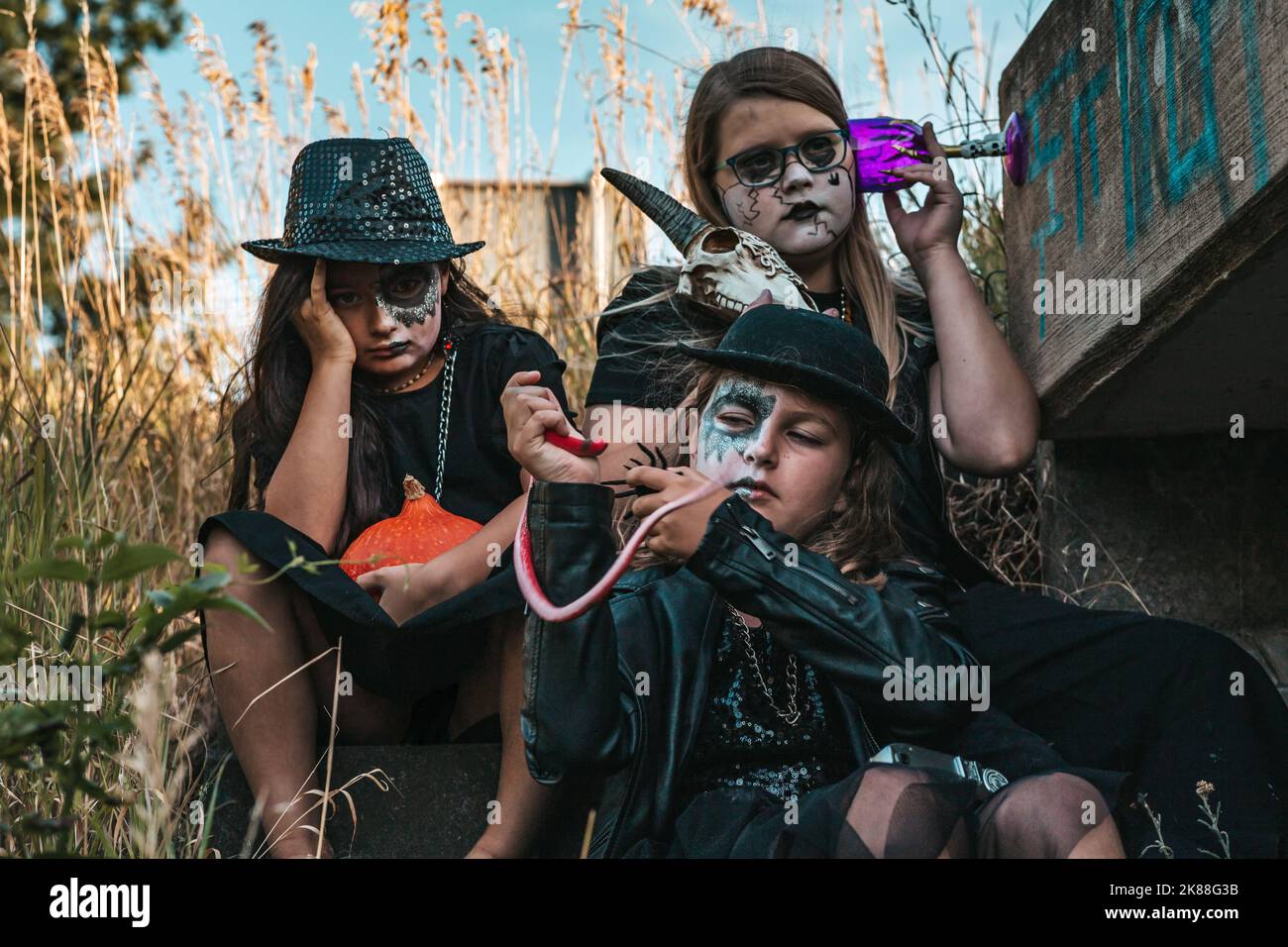 Le ragazze adolescenti in costumi hard rock celebrano la festa di Halloween Foto Stock
