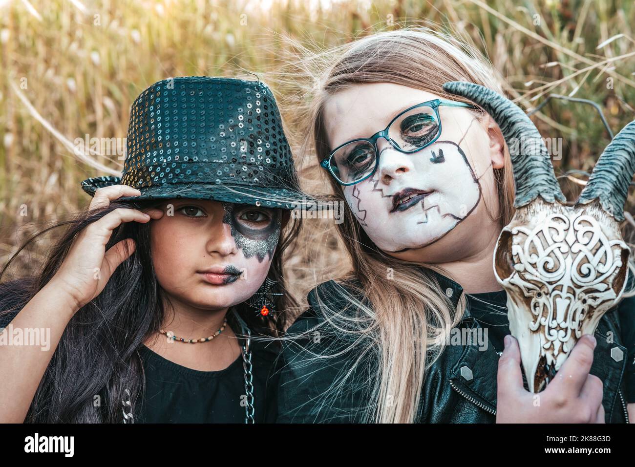 Le ragazze adolescenti in costumi hard rock celebrano la festa di Halloween Foto Stock