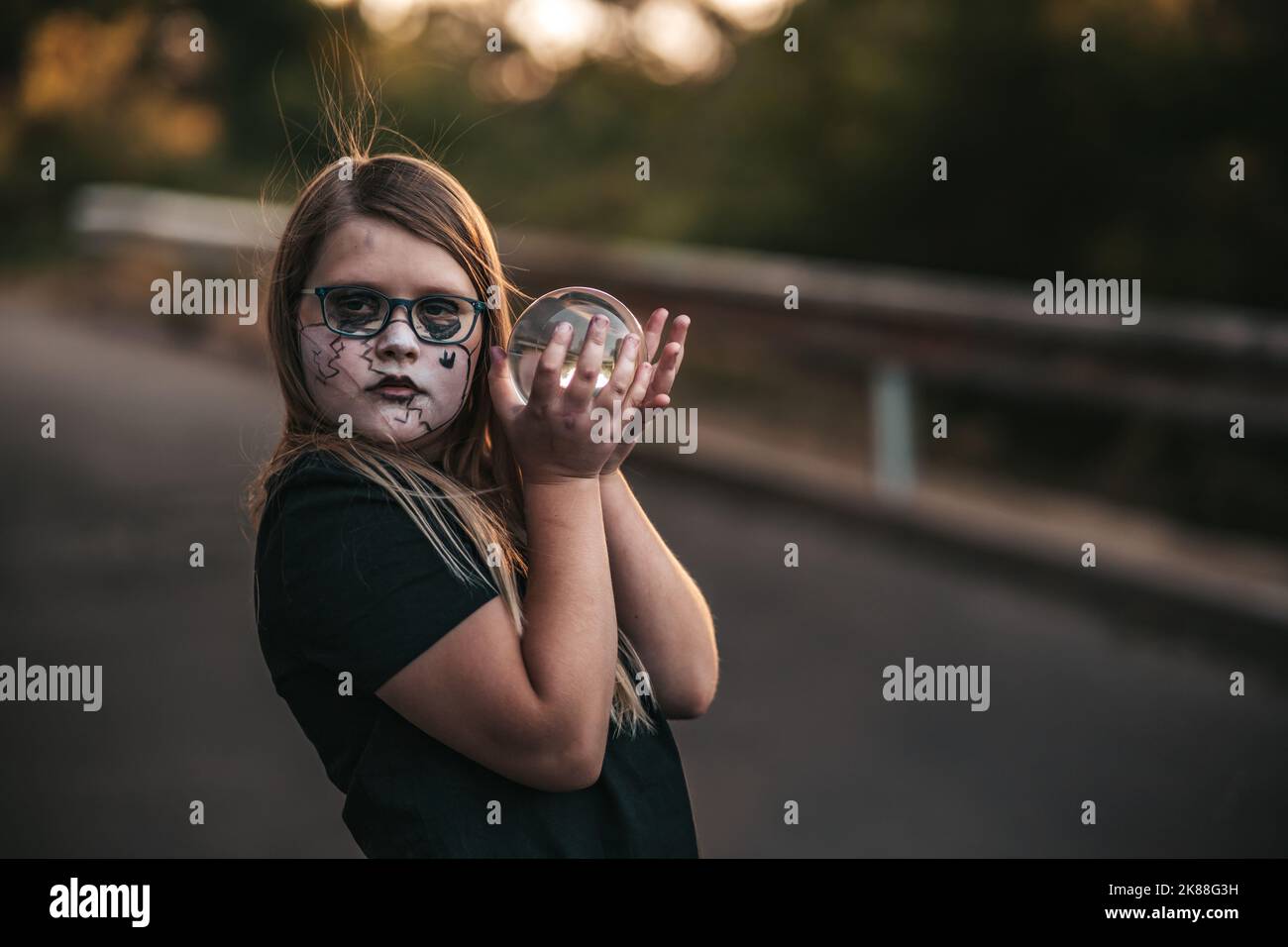 Ragazza adolescente in costumi hard rock celebrare Halloween festa Foto Stock