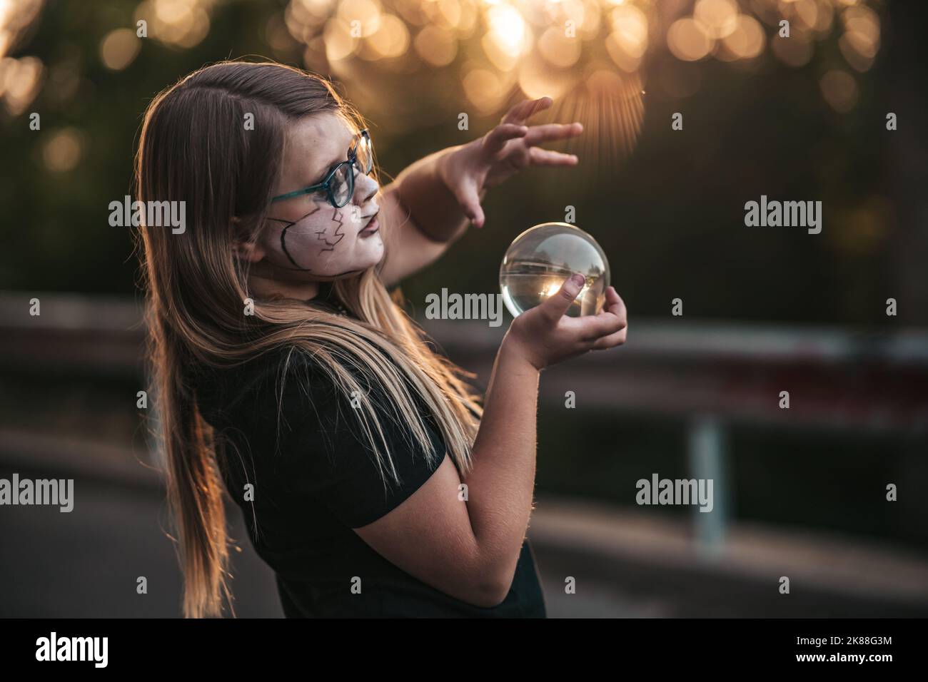 Ragazza adolescente in costumi hard rock celebrare Halloween festa Foto Stock