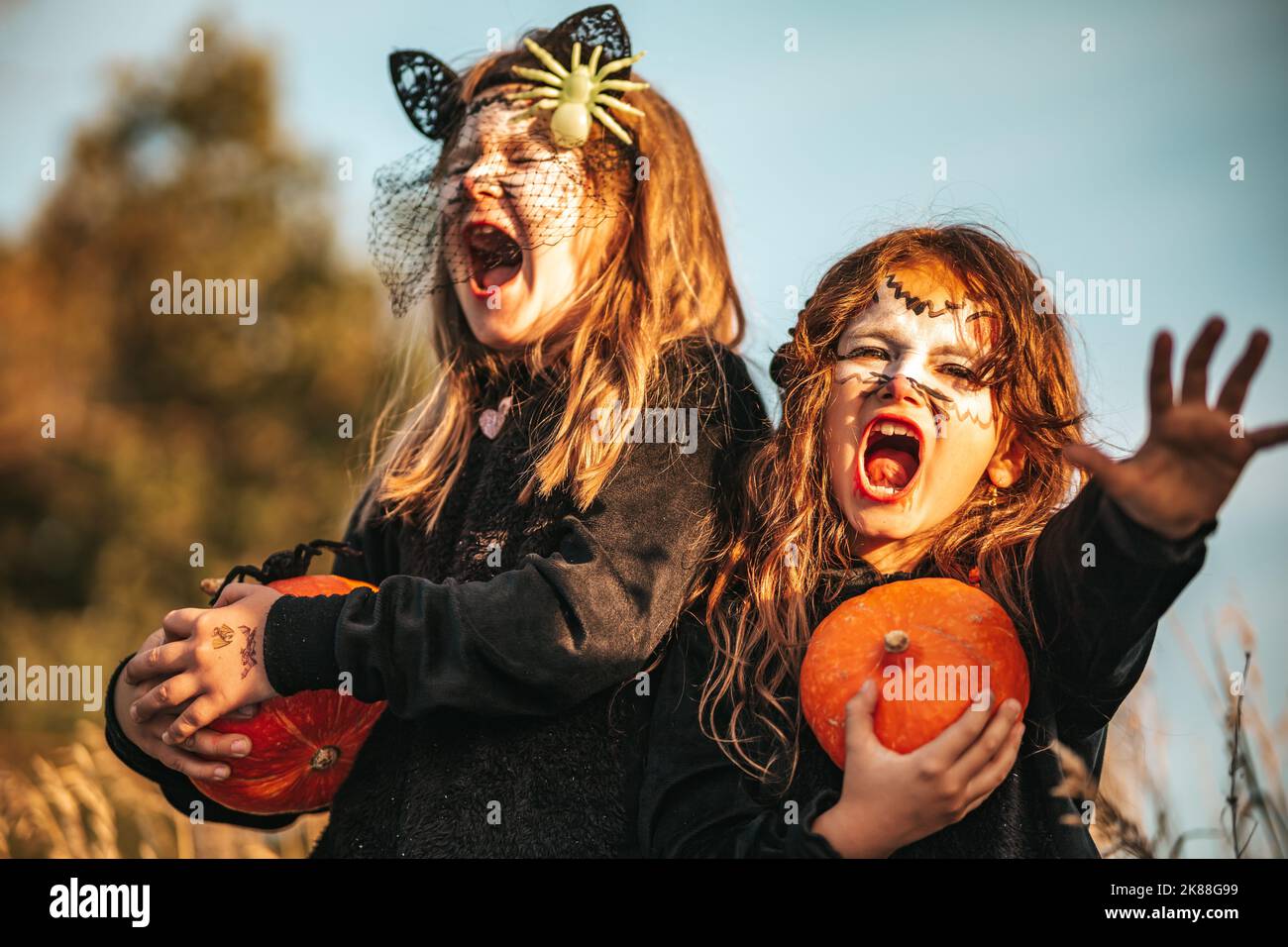 Due bambine vestite come gatti neri che celebrano una festa di Halloween Foto Stock