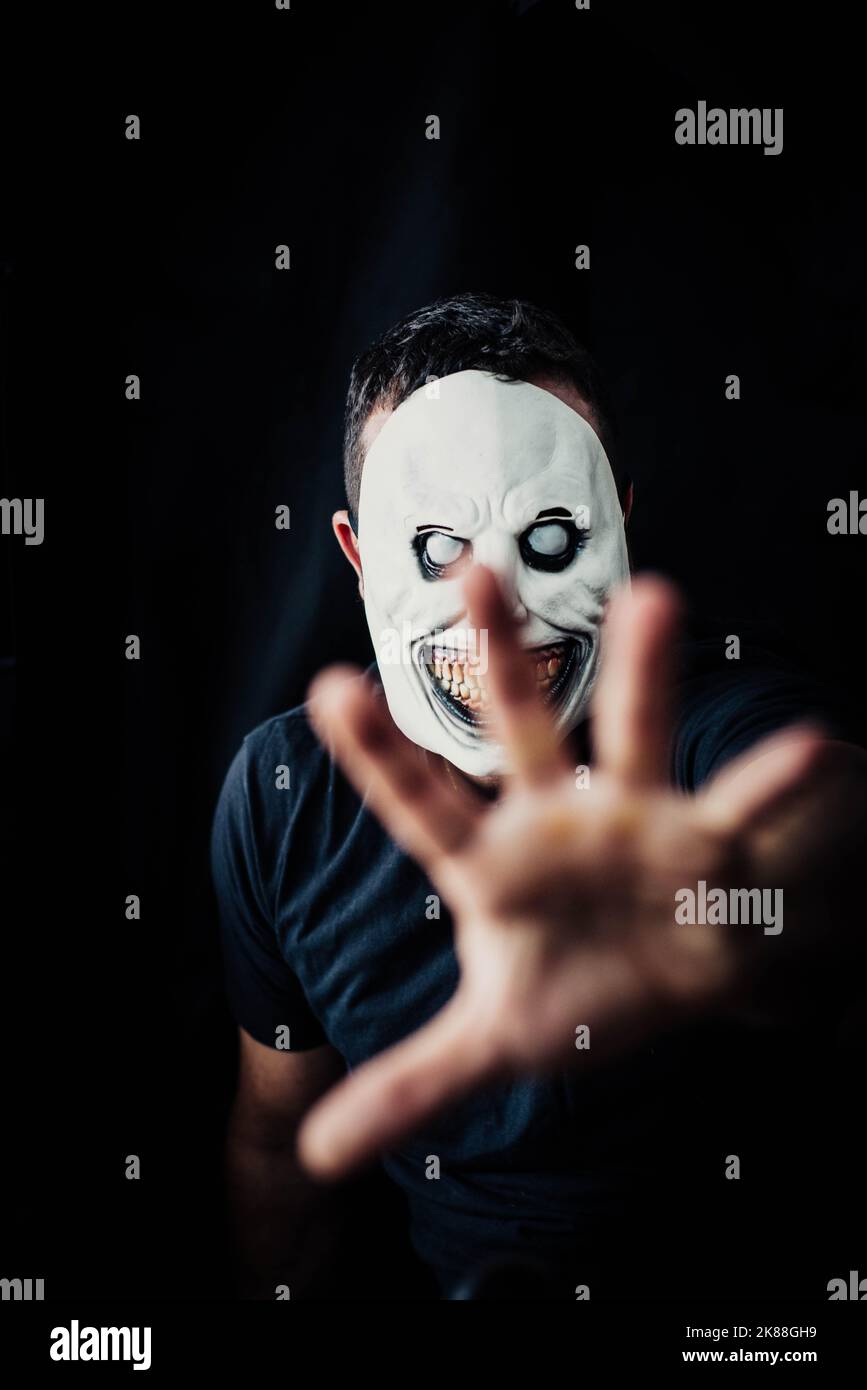 Uomo vestito come un demone bianco per Halloween Foto Stock