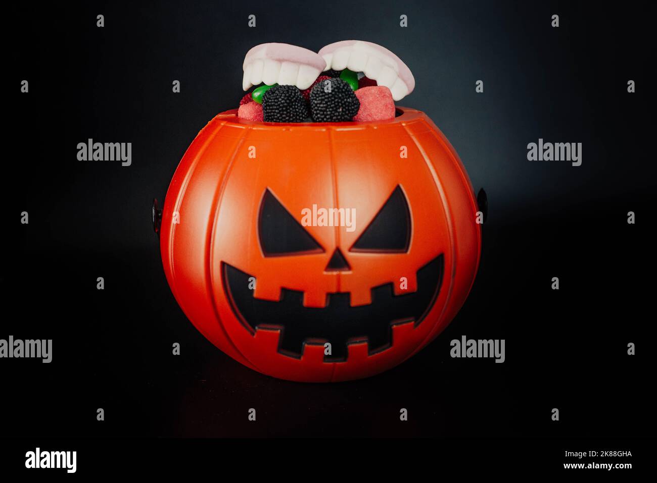 Zucca ripiena di prelibatezze per la notte di Halloween Foto Stock
