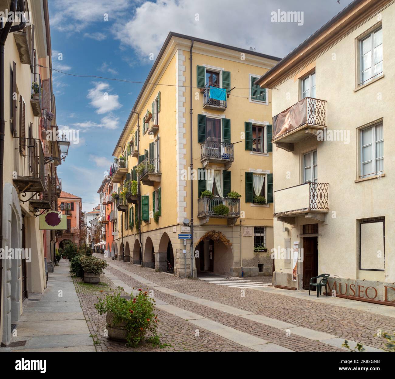 Cuneo, Piemonte, Italia - 14 ottobre 2022: Contrada Mondovì, antica via del centro storico con edifici ottocenteschi con portici Foto Stock