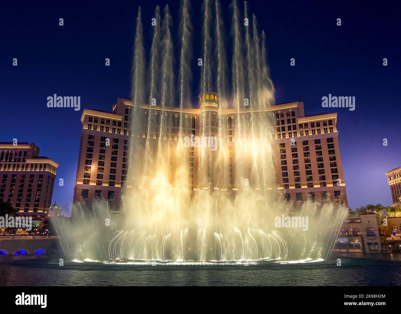 Fontane Bellagio di notte a Las Vegas. Le fontane di Bellagio sono una delle attrazioni più iconiche della Strip di Las Vegas (nota anche come Las Vegas Boulevard). Foto Stock