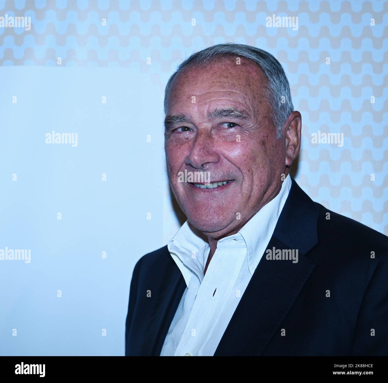 Milano, Italia. 21st Ott 2022. Vigevano, Italia Rassegna letteraria della città di Vigevano al Castello Sforzesco Pietro grasso presenta il suo libro il mio amico Giovanni e parla con gli studenti sul problema della mafia italiana nella foto: Pietro grasso ex procuratore nazionale antimafia Credit: Independent Photo Agency/Alamy Live News Foto Stock