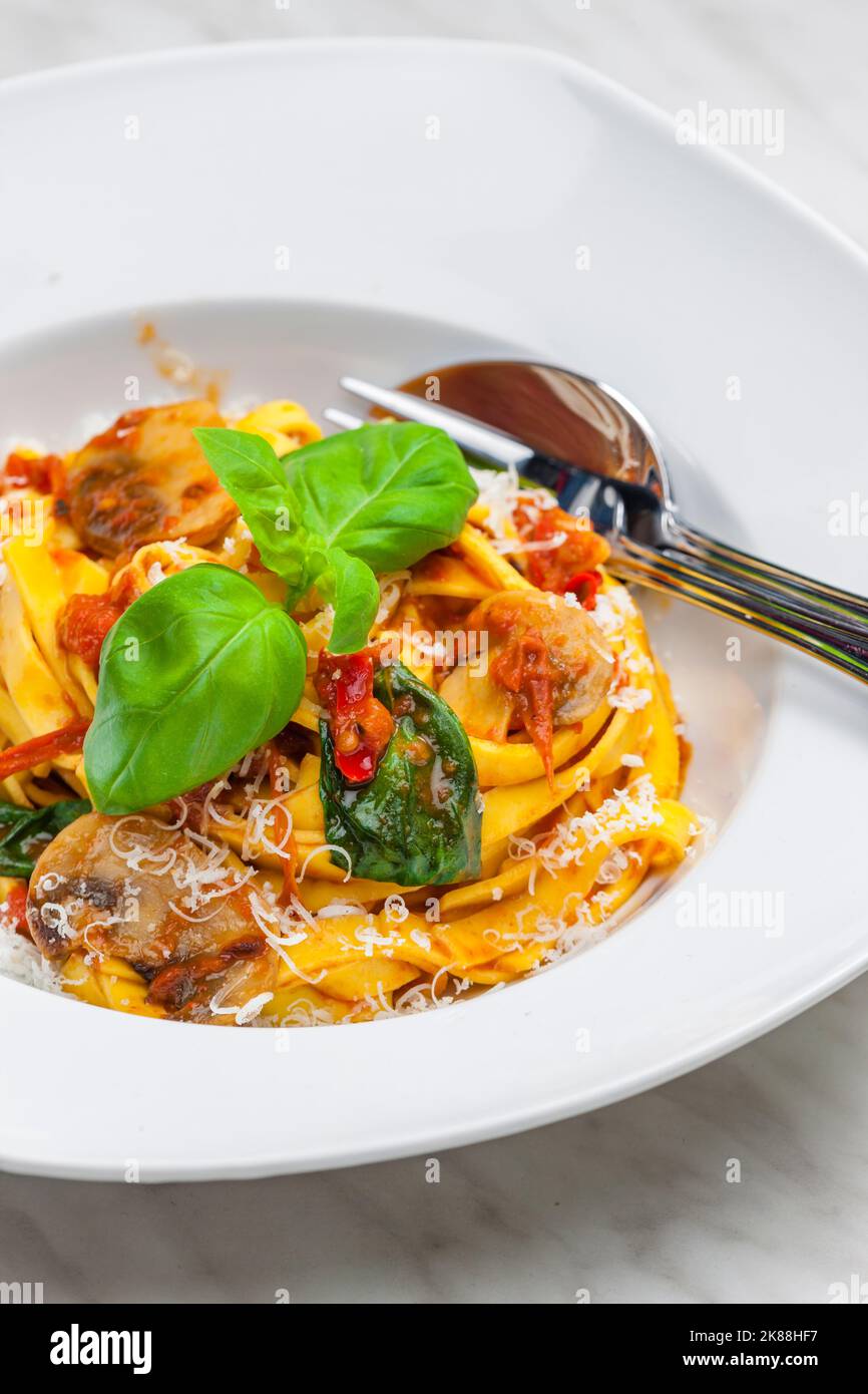 pasta con funghi e basilico Foto Stock