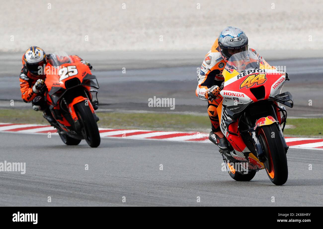 Kuala Lumpur, Malesia. 21st Ott 2022. Il pilota spagnolo Pol Espargaro del Repsol Honda Team (R) guida contro il pilota spagnolo Raul Fernandez del Tech3 KTM Factory Racing durante la sessione di prove libere MotoGP del Gran Premio di Malesia Petronas al circuito Internazionale di Sepang. Credit: SOPA Images Limited/Alamy Live News Foto Stock