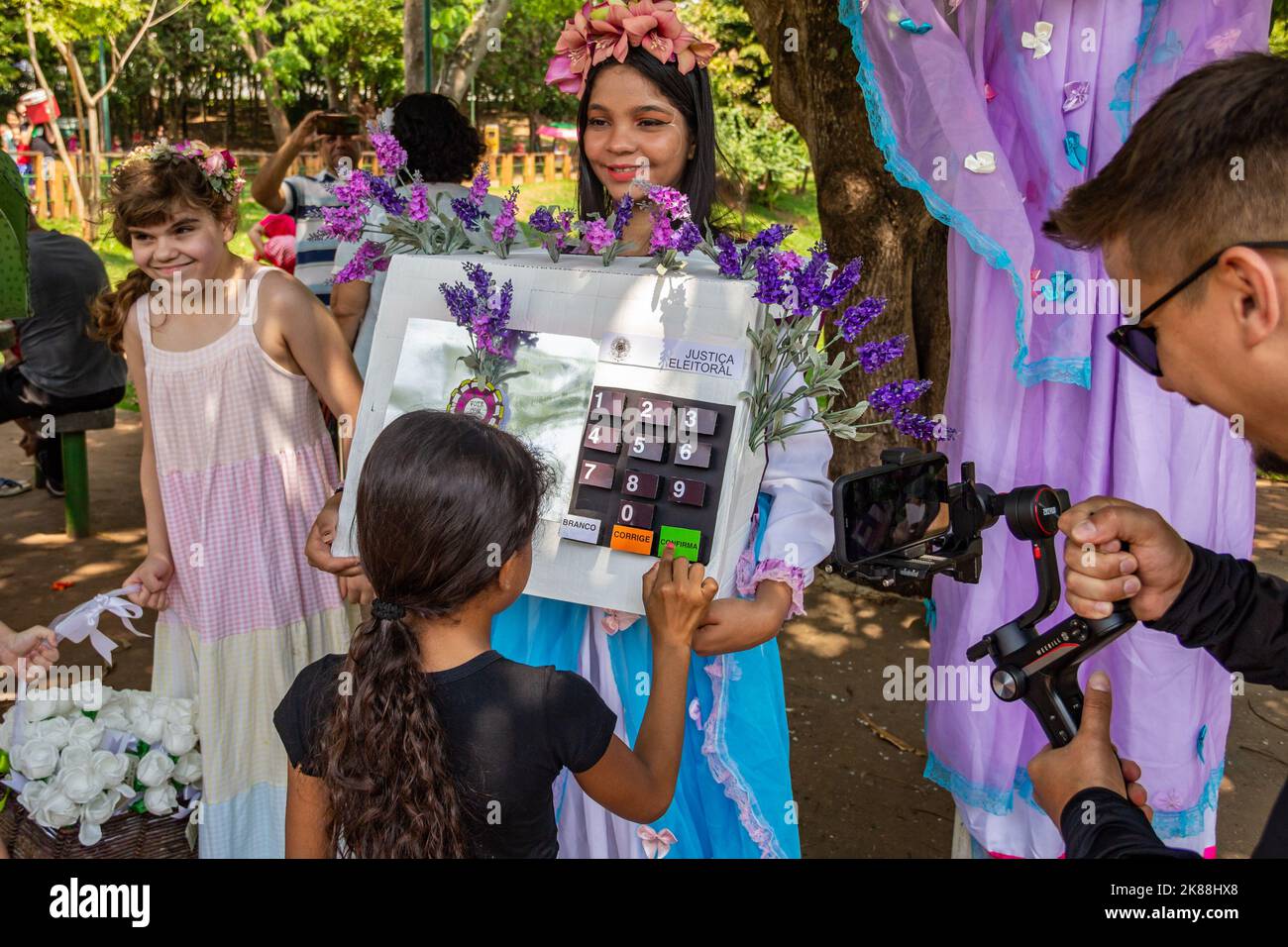 Goiânia, Goias, Brasile – 12 ottobre 2022: Una giovane donna vestita come una cassa elettorale elettronica che incoraggia le persone a votare. Foto Stock