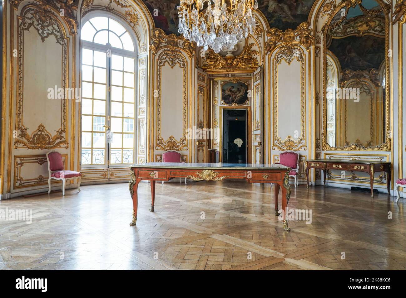 Tavolo con macchie di sangue su cui Robespierre ferito può essere stato sdraiato quando è stato portato nella sala riunioni del Comitato di pubblica sicurezza. Foto Stock