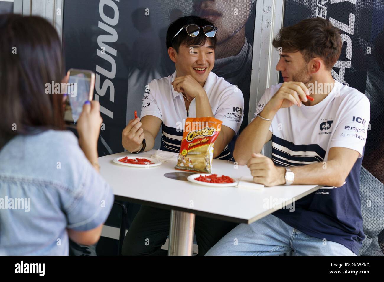 Austin, Stati Uniti. 20th Ott 2022. Il pilota giapponese di Formula uno Yuki Tsunoda della Scuderia AlphaTauri e il pilota francese di Formula uno Pierre Gasly della Scuderia AlphaTauri filmano un video sui social media nel paddock durante il Gran Premio di Formula uno degli Stati Uniti al circuito delle Americhe di Austin, Texas, giovedì 20 ottobre, 2022. La gara è il 23rd ottobre. Foto di Greg Nash/UPI Credit: UPI/Alamy Live News Foto Stock