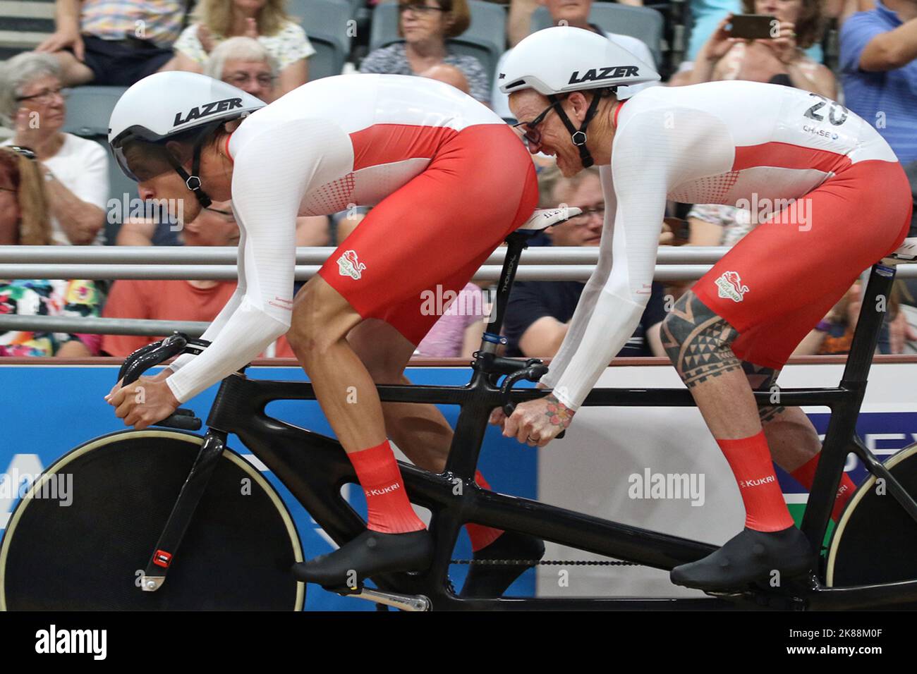 Stephen BATE d'Inghilterra con il suo pilota Christopher Latham nel Tandem B - Sprint ciclismo ai giochi del Commonwealth 2022 nel Velodrome, Queen Elizabeth Olympic Park, Londra. Foto Stock