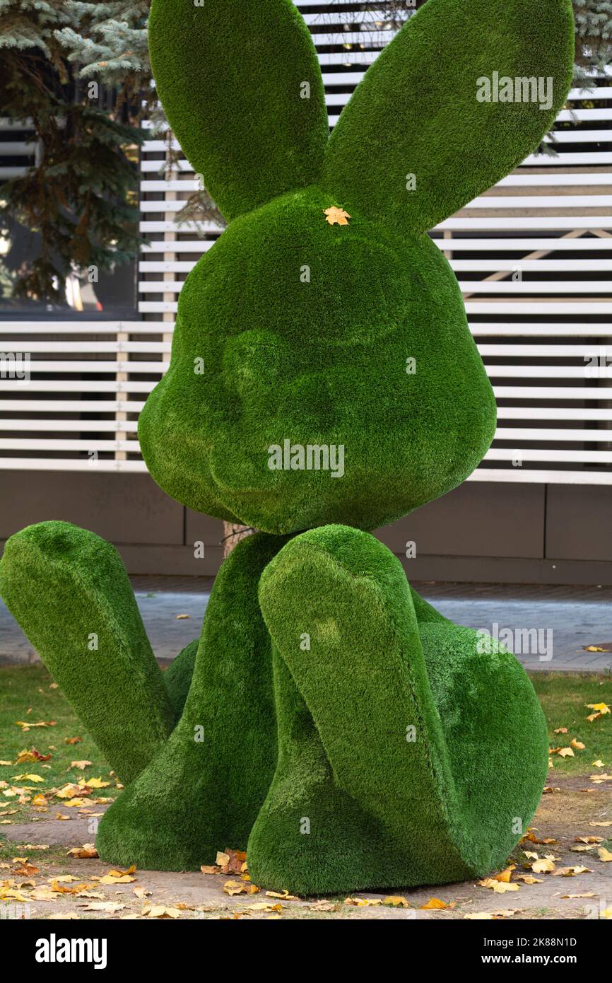 Lepre topiary. Scultura topiaria di un coniglio lepre fatto di erba artificiale Foto Stock