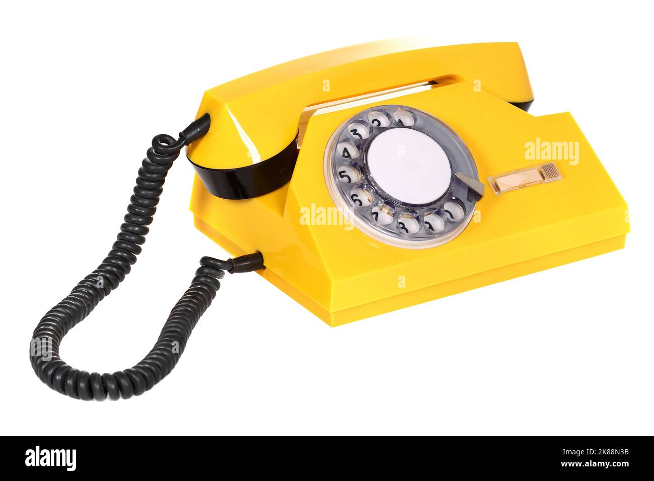 Telefono con teleselezione rotante giallo isolato su sfondo bianco Foto Stock