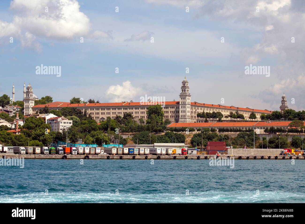 Istanbul, Turchia, 26 maggio 2016 : parte asiatica di Istanbul, vecchia caserma ottomana Selimiye e porto di Harem. Foto Stock