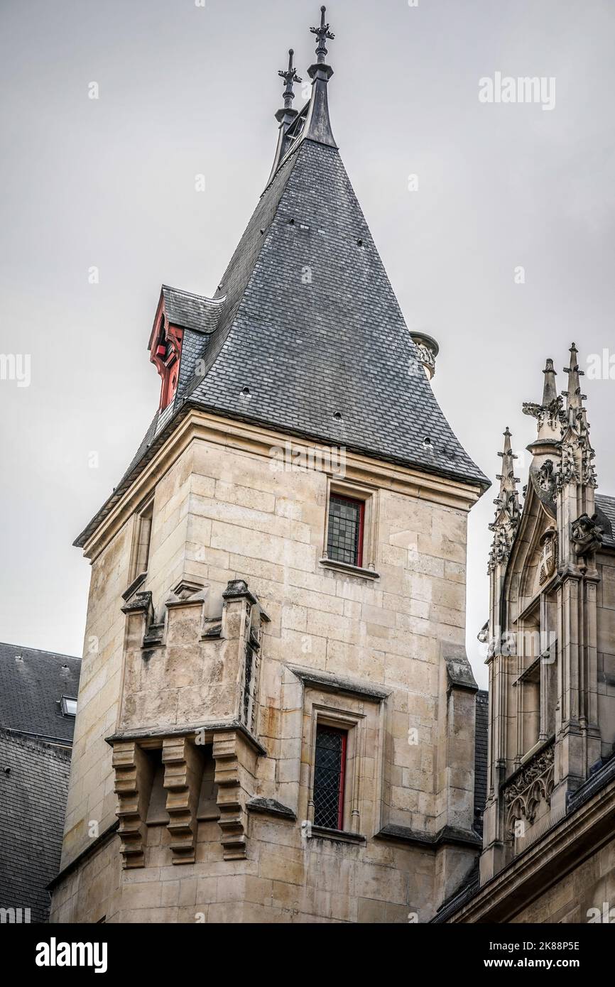 L'Hotel de Sens è una delle due residue residenze gotiche della città, completa di torre di guardia e prigione Foto Stock