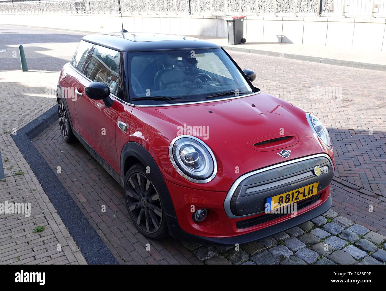 Harlingen, Paesi Bassi - Ottobre 11 2022 un mini completamente elettrico in rosso, il MINI Cooper se Foto Stock