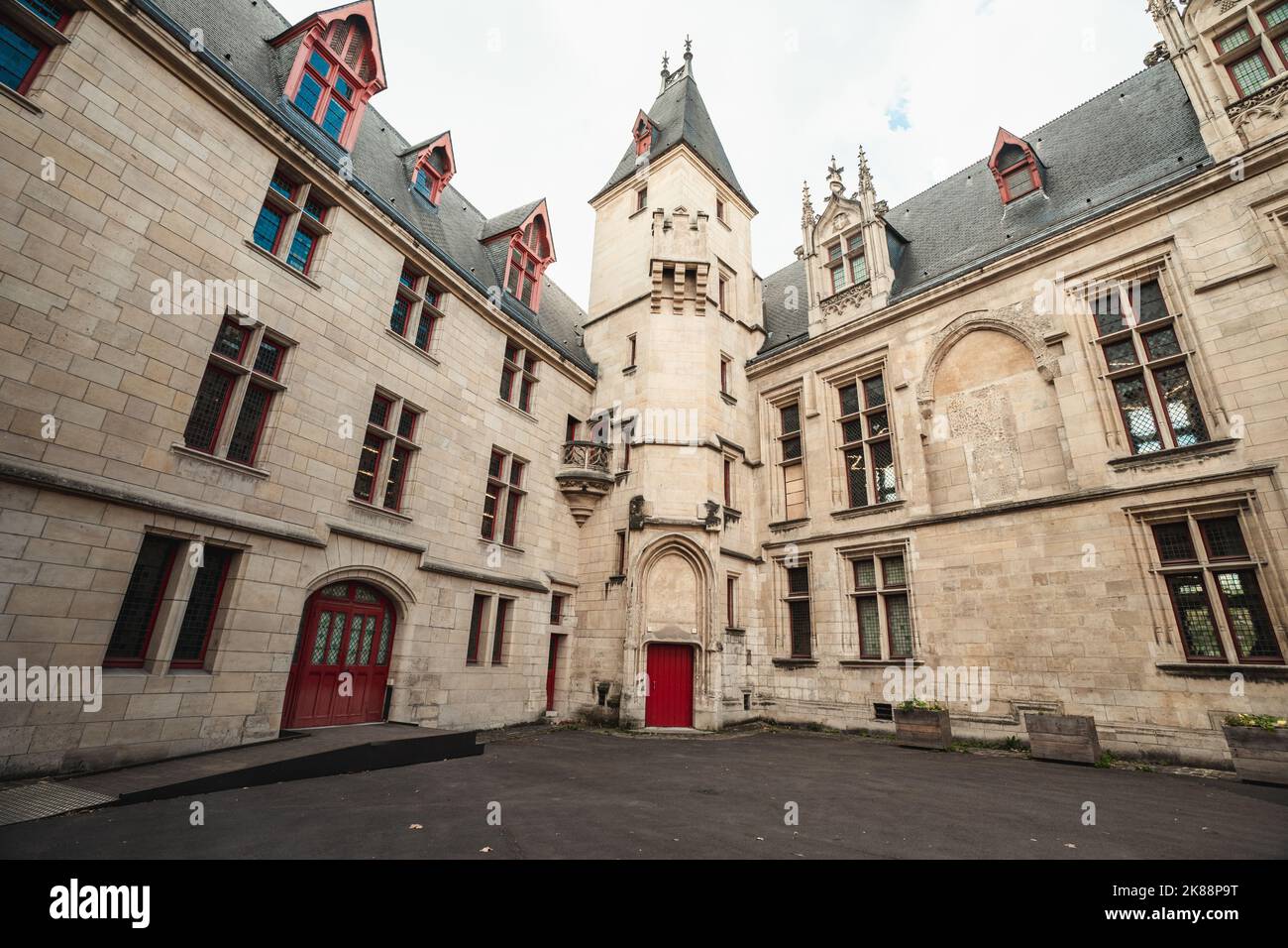 L'Hotel de Sens è una delle due residue residenze gotiche della città, completa di torre di guardia e prigione Foto Stock