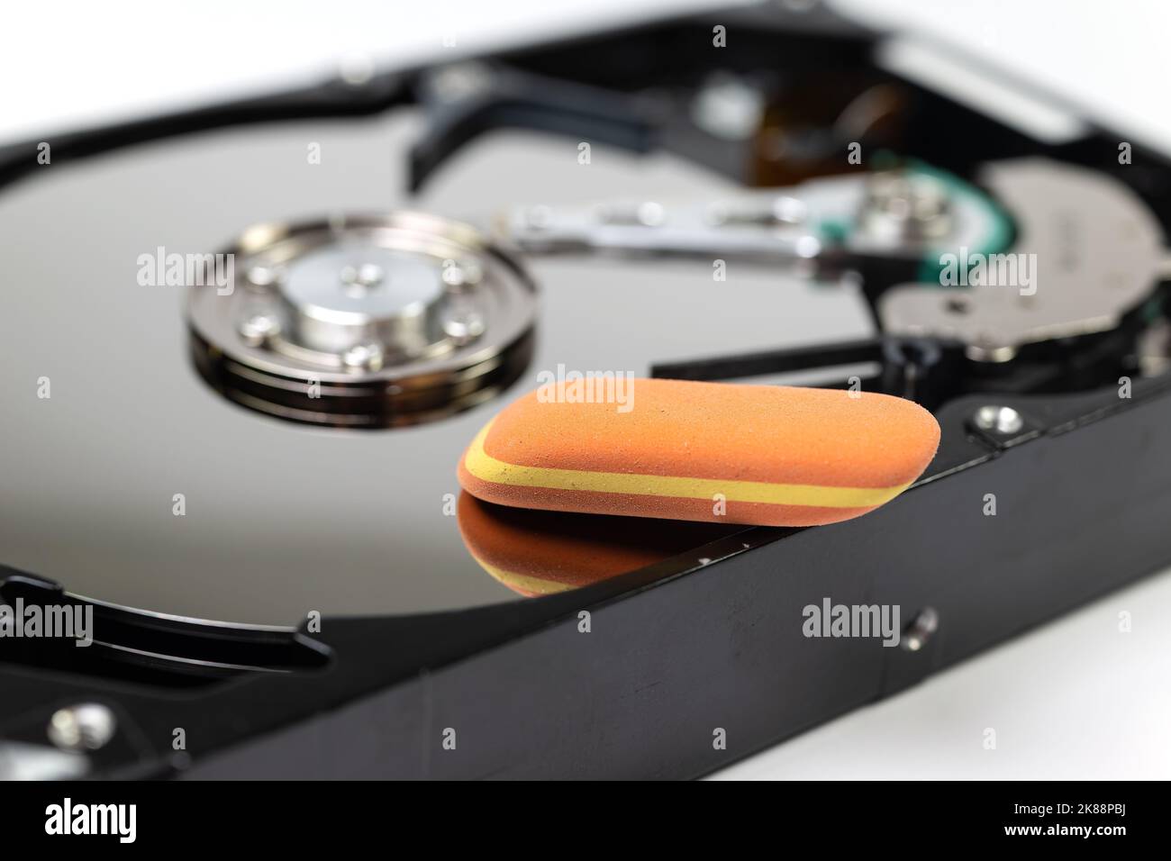 Gomma sul disco rigido di un computer Foto Stock