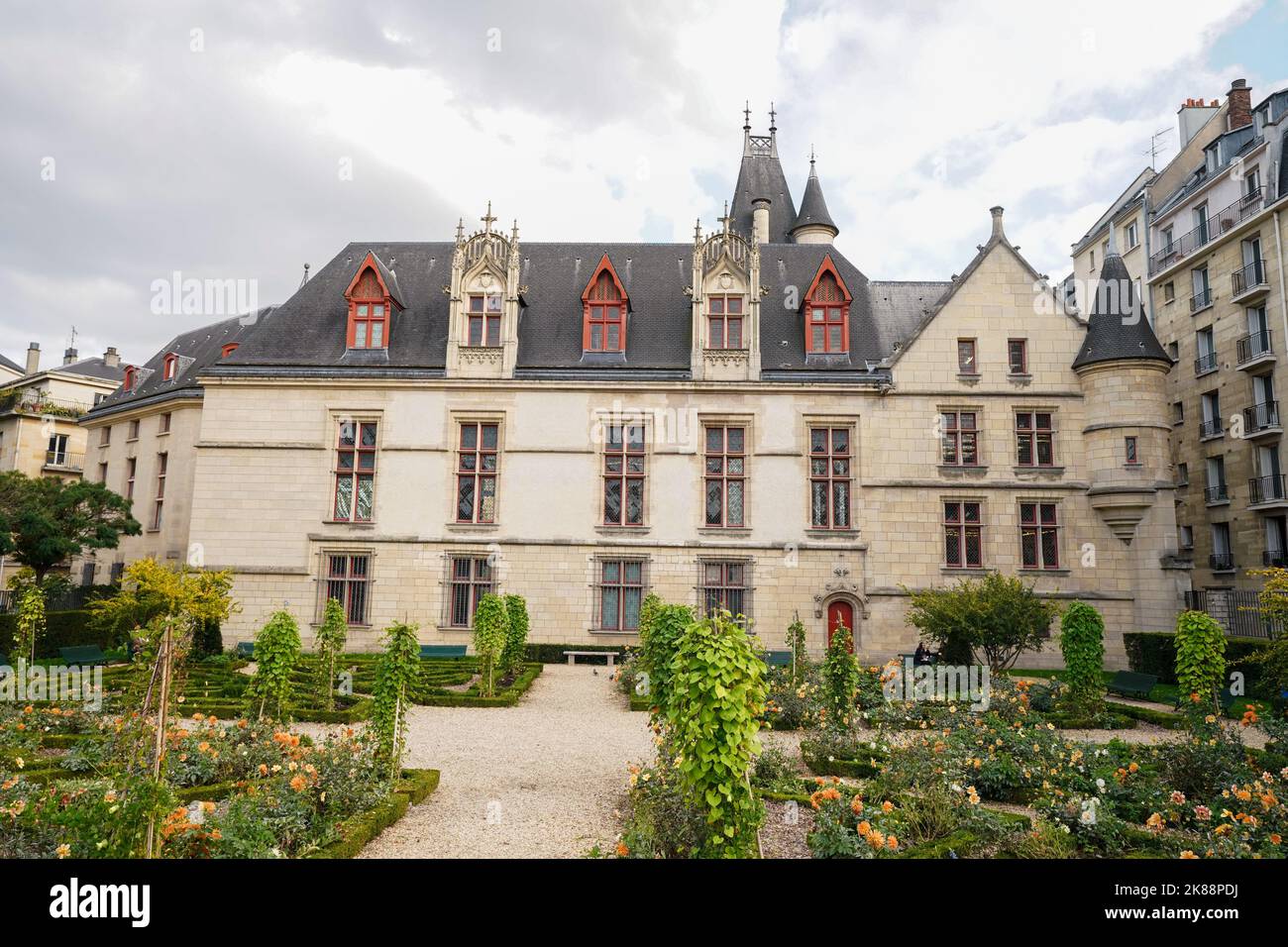 L'Hotel de Sens è una delle due residue residenze gotiche della città, completa di torre di guardia e prigione Foto Stock