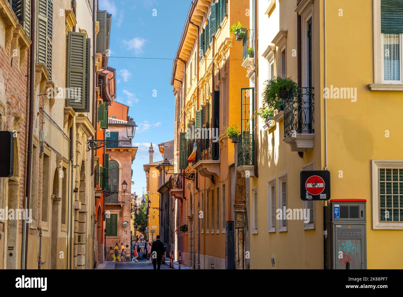 Una strada residenziale stretta e colorata nel centro storico di Verona. Foto Stock