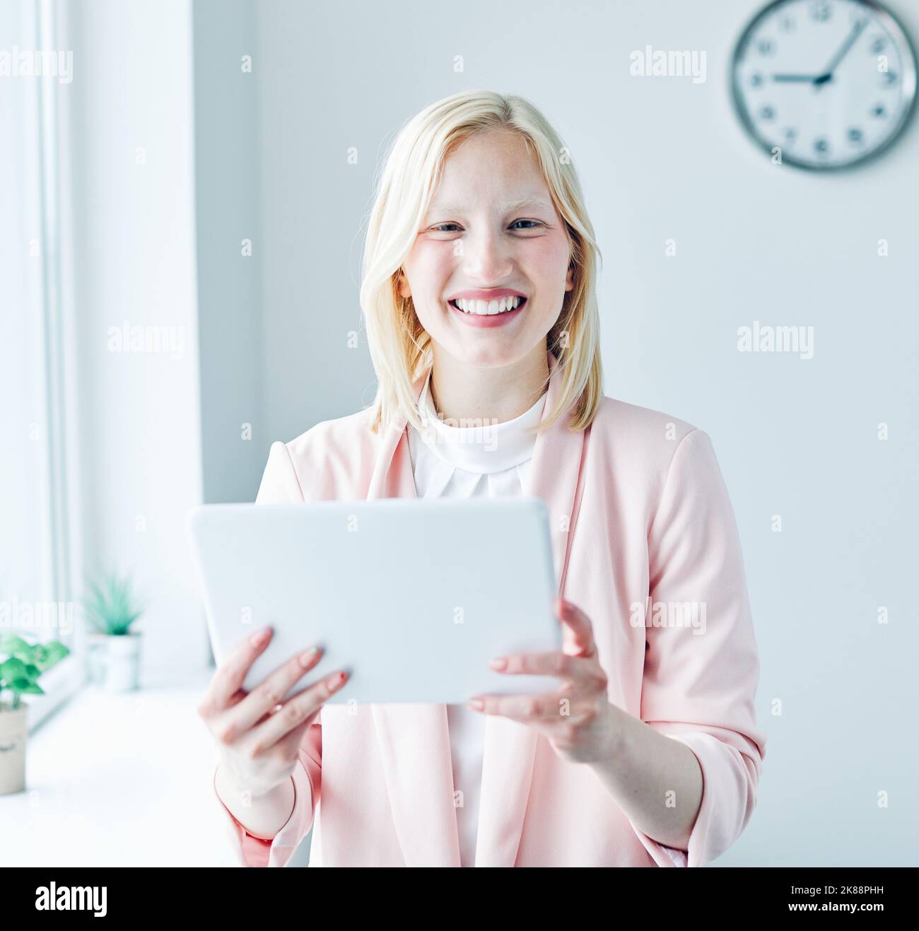 business donna ritratto ufficio executive businesswoman giovane bella lavoro aziendale tablet computer tecnologia comunicazione rete Foto Stock