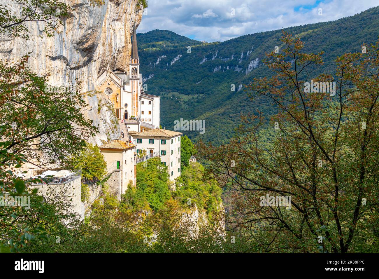 Vista dal sentiero di montagna del Santuario della Madonna della Corona, storica chiesa montana costruita nel 1625 a Spiazzi Foto Stock