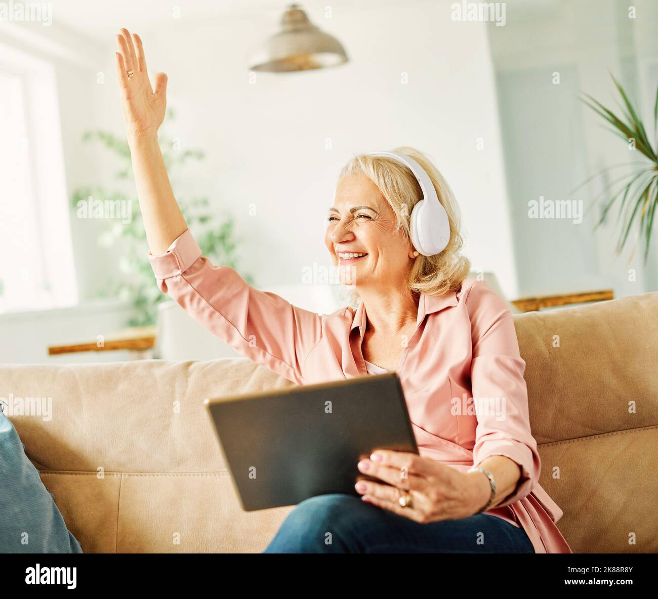 musica cuffie auricolari ascolto suono donna tecnologia tablet anziani anziani vecchio maturo computer wifi online wireless Foto Stock