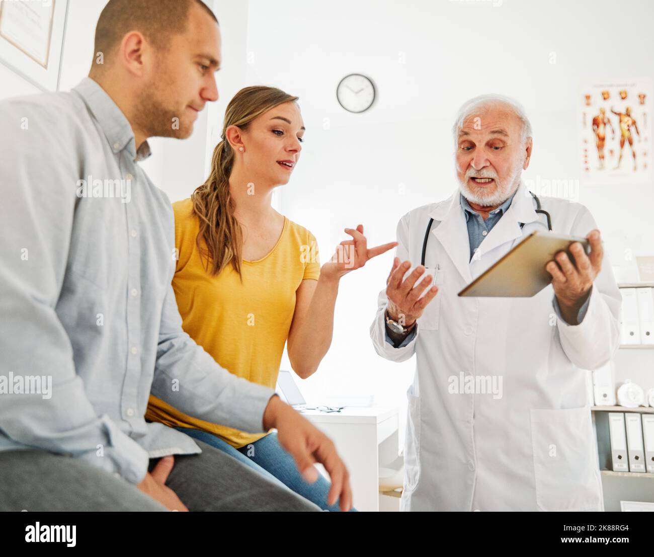 medico paziente donna uomo coppia cure mediche famiglia medicina tablet problema gravidanza Foto Stock