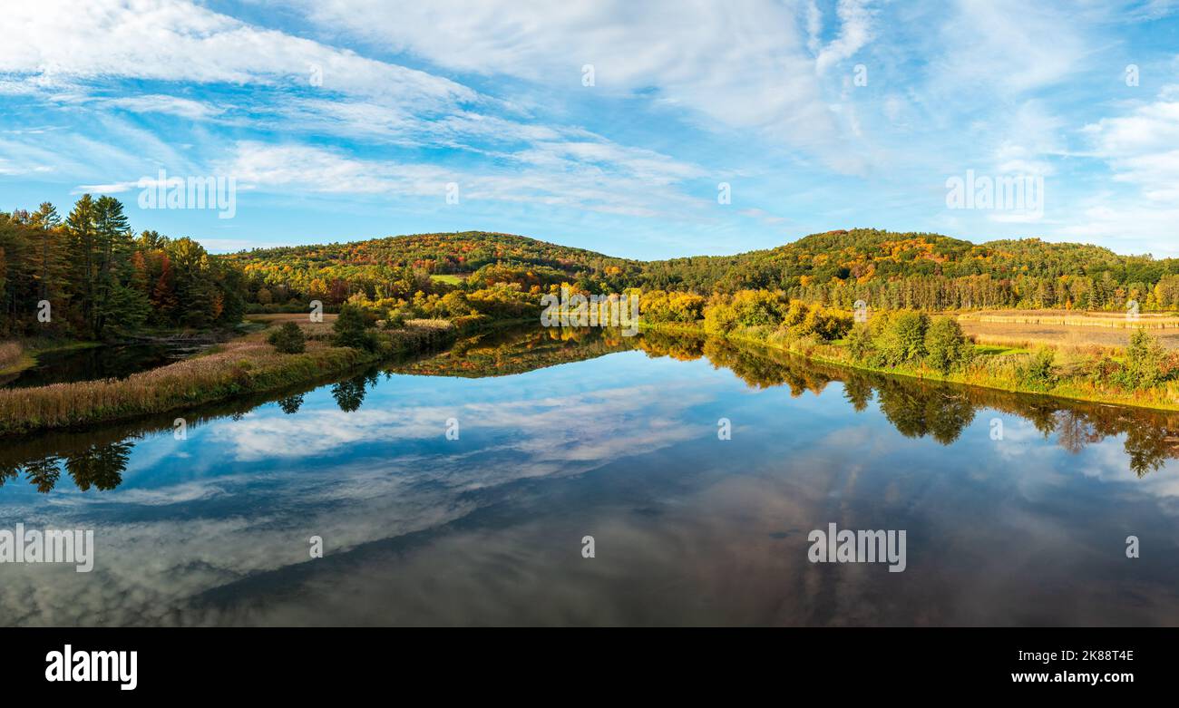 Il fiume Ottauquechee, calmo e ampio, scorre verso la gola di Quechee nel Vermont con colori autunnali Foto Stock