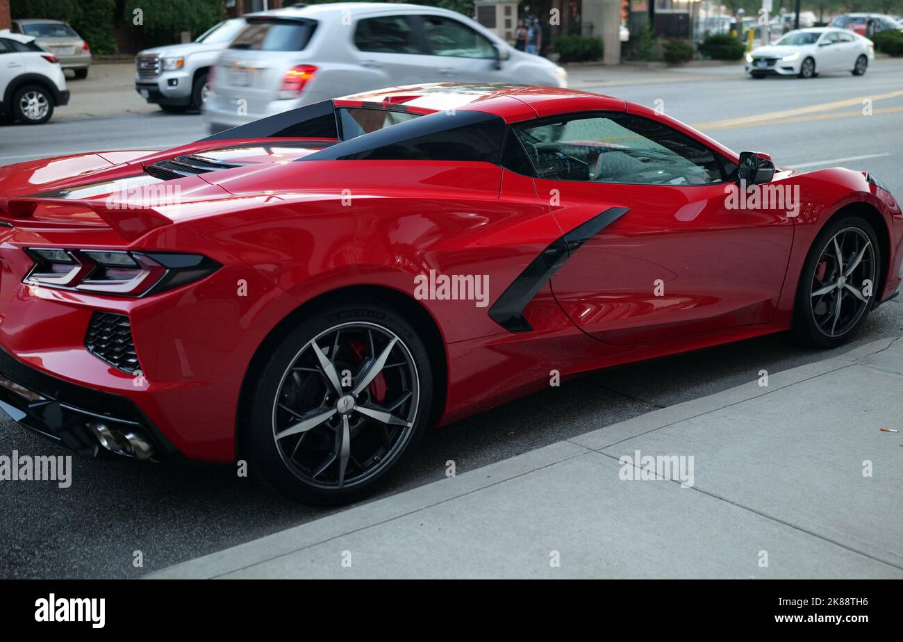 Una moderna Corvette rossa sulla strada in una città di Cleveland Foto Stock