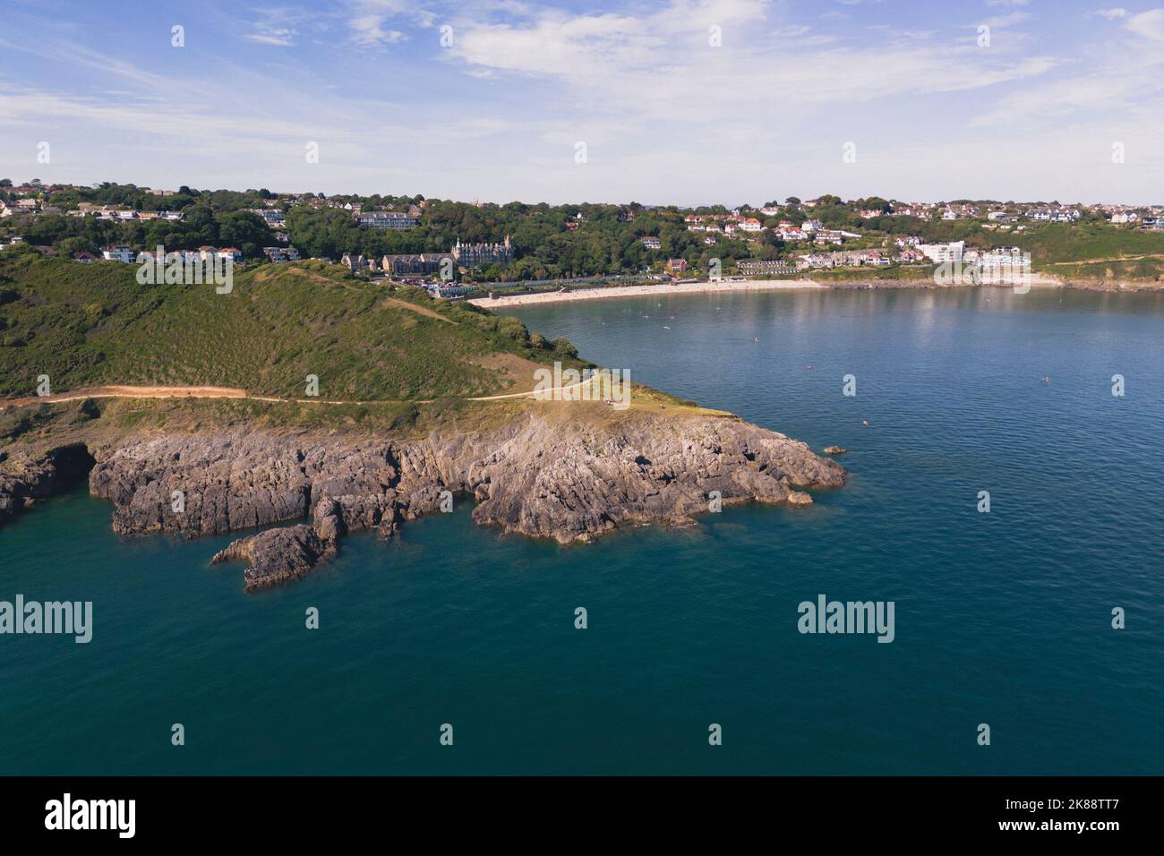 Un'immagine ad angolo alto della bellissima spiaggia di Langland Bay con acqua blu e cielo limpido Foto Stock