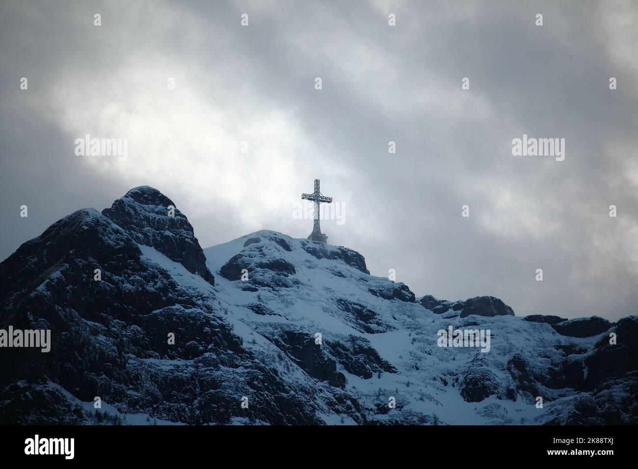 Una Croce di Eroi sul Caraiman Peak in inverno Foto Stock