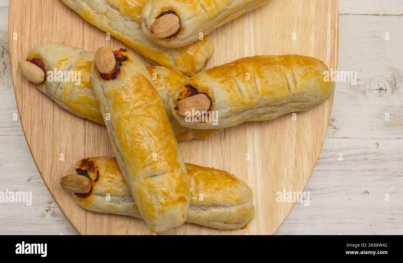 Con le dita ripieno di salsiccia e formaggio per la celebrazione di Halloween Foto Stock