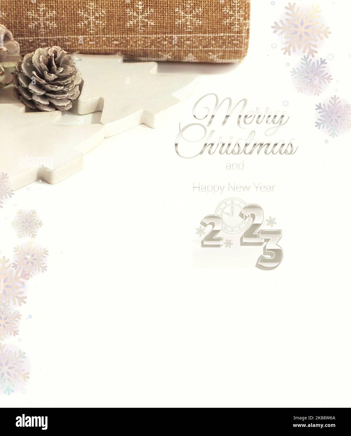 Minimalist buon Natale e felice nuovo anno 2023 biglietto di auguri con decorazioni natalizie e spazio copia per il design Foto Stock