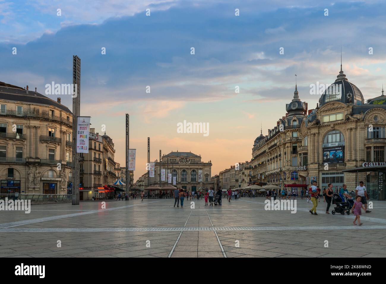 Commedia piazza con il teatro e le sue facciate classiche, a Montpellier, Occitanie, Francia Foto Stock