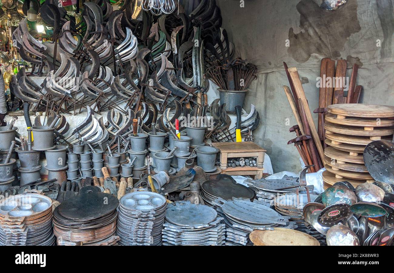 Una grande collezione di vecchie pile di utensili da cucina in metallo Foto Stock