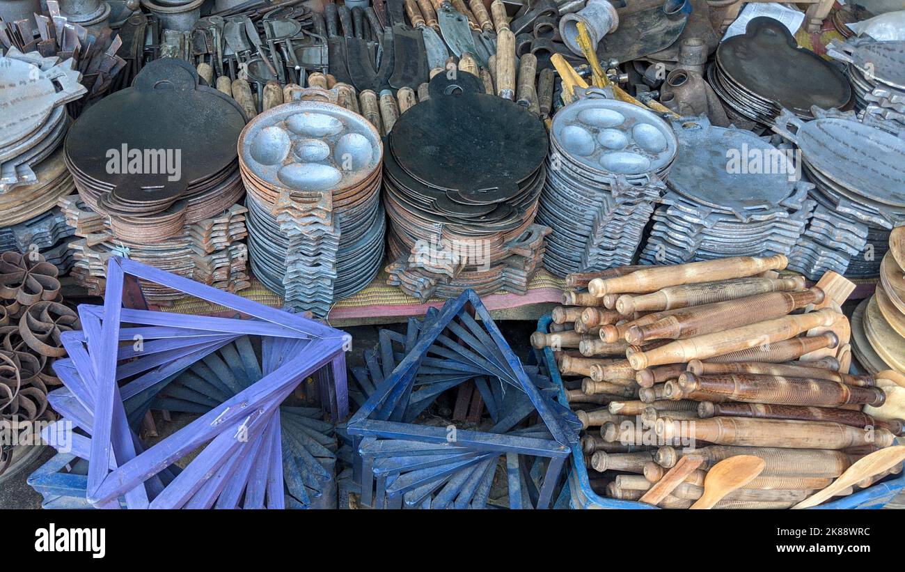 Una grande collezione di vecchie pile di utensili da cucina in metallo Foto Stock