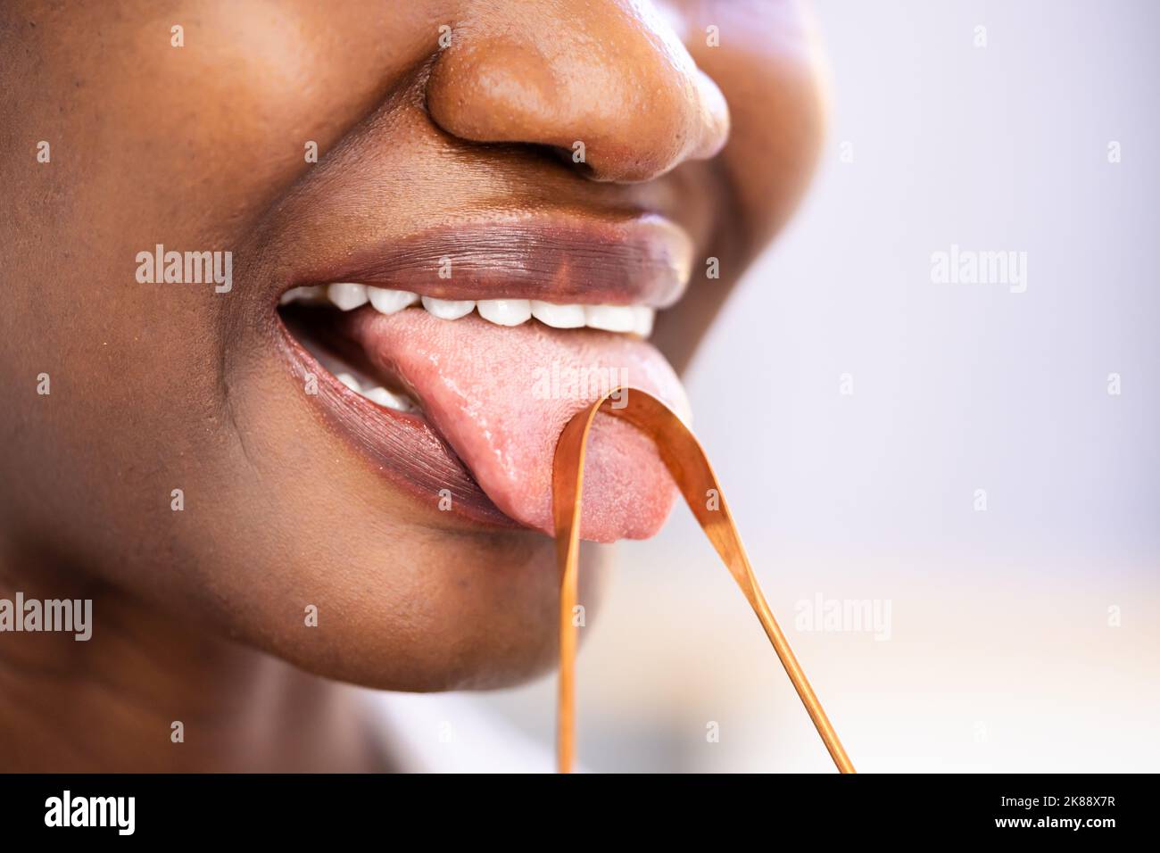 Raschiatore o pulitore della lingua del respiro difettoso Foto Stock
