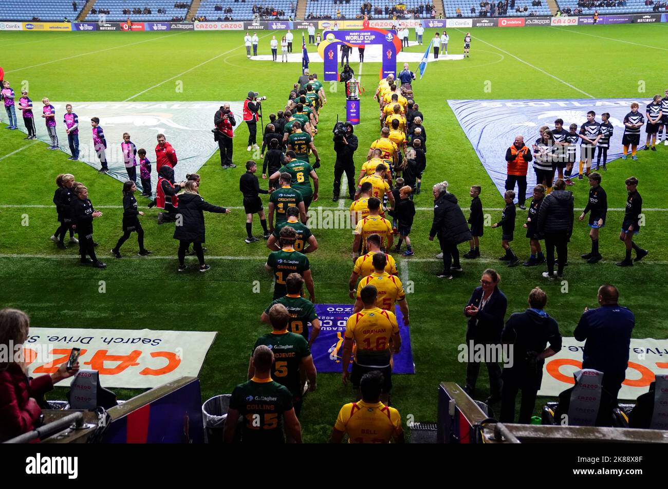 I giocatori si lanciano in campo davanti alla partita di Coppa del mondo di Rugby League di gruppo B presso la Coventry Building Society Arena di Coventry. Data immagine: Venerdì 21 ottobre 2022. Foto Stock