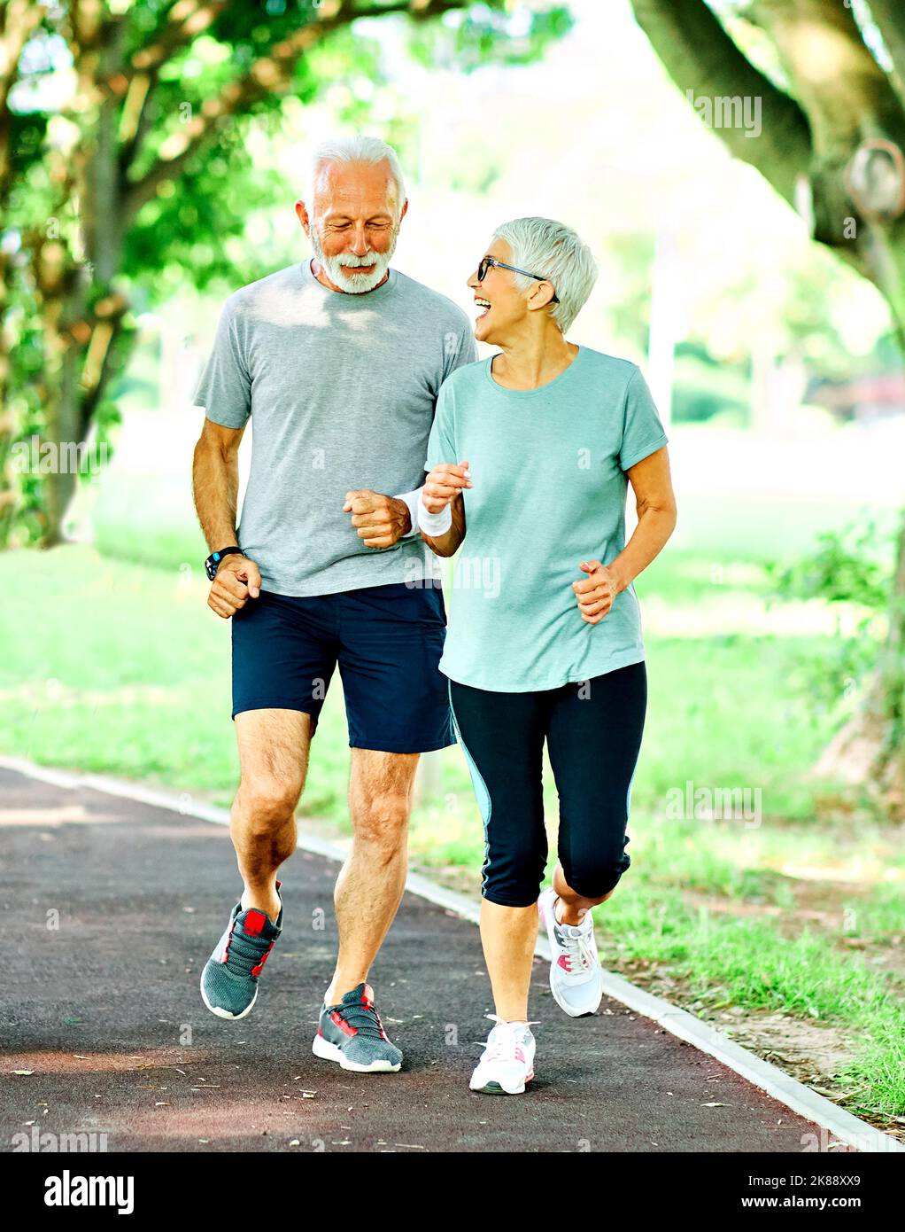 outdoor senior fitness donna uomo lifestyle sport attivo esercizio sano fit  running jogging anziani capelli grigi maturi Foto stock - Alamy