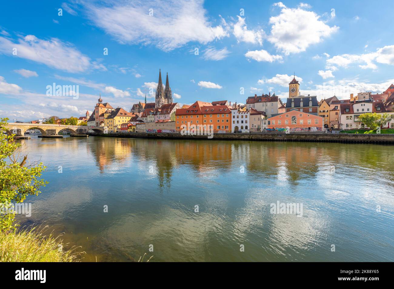 Il pittoresco skyline che include il ponte in pietra sul Danubio, la
