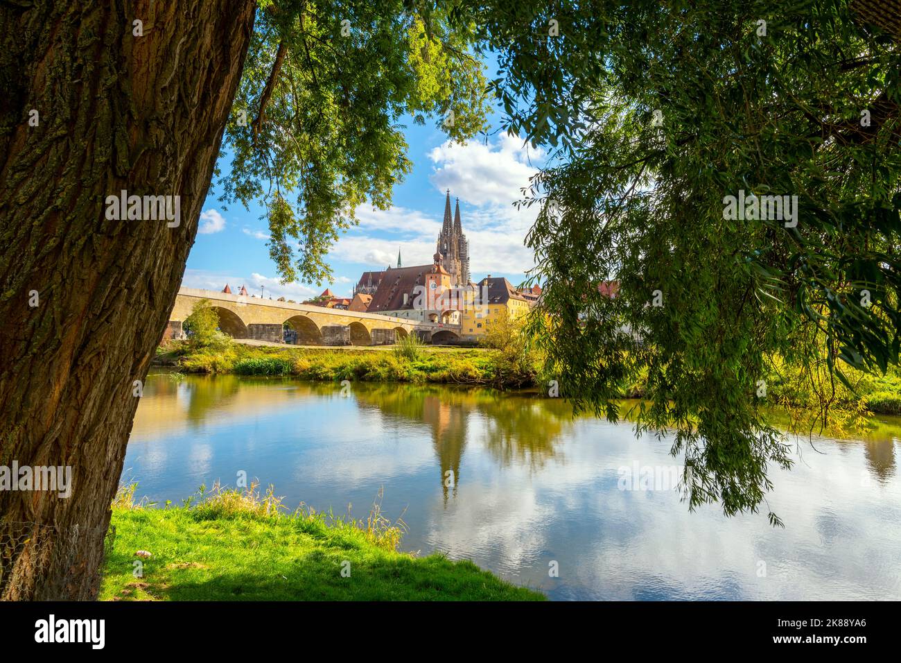 Il pittoresco skyline che include il ponte in pietra sul Danubio, la Chiesa di San Pietro e il Municipio di Ratisbona a Ratisbona, in Germania. Foto Stock