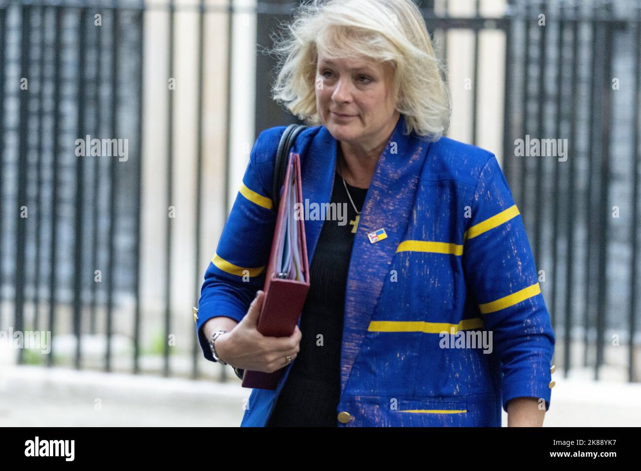 Londra, Regno Unito. 18th Ott 2022. Vicky Ford International Development Secretary, lascia una riunione del gabinetto al 10 Downing Street di Londra. I ministri arrivano al gabinetto britannico 10 Downing Street, Londra UK (Foto di Ian Davidson/SOPA Images/Sipa USA) Credit: Sipa USA/Alamy Live News Foto Stock