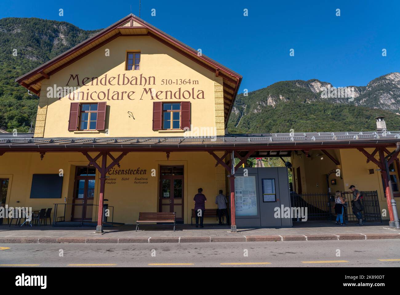 Il villaggio di Caldaro, sulla strada del vino Alto Adige, stazione a valle della funicolare per il Passo Mendel Foto Stock