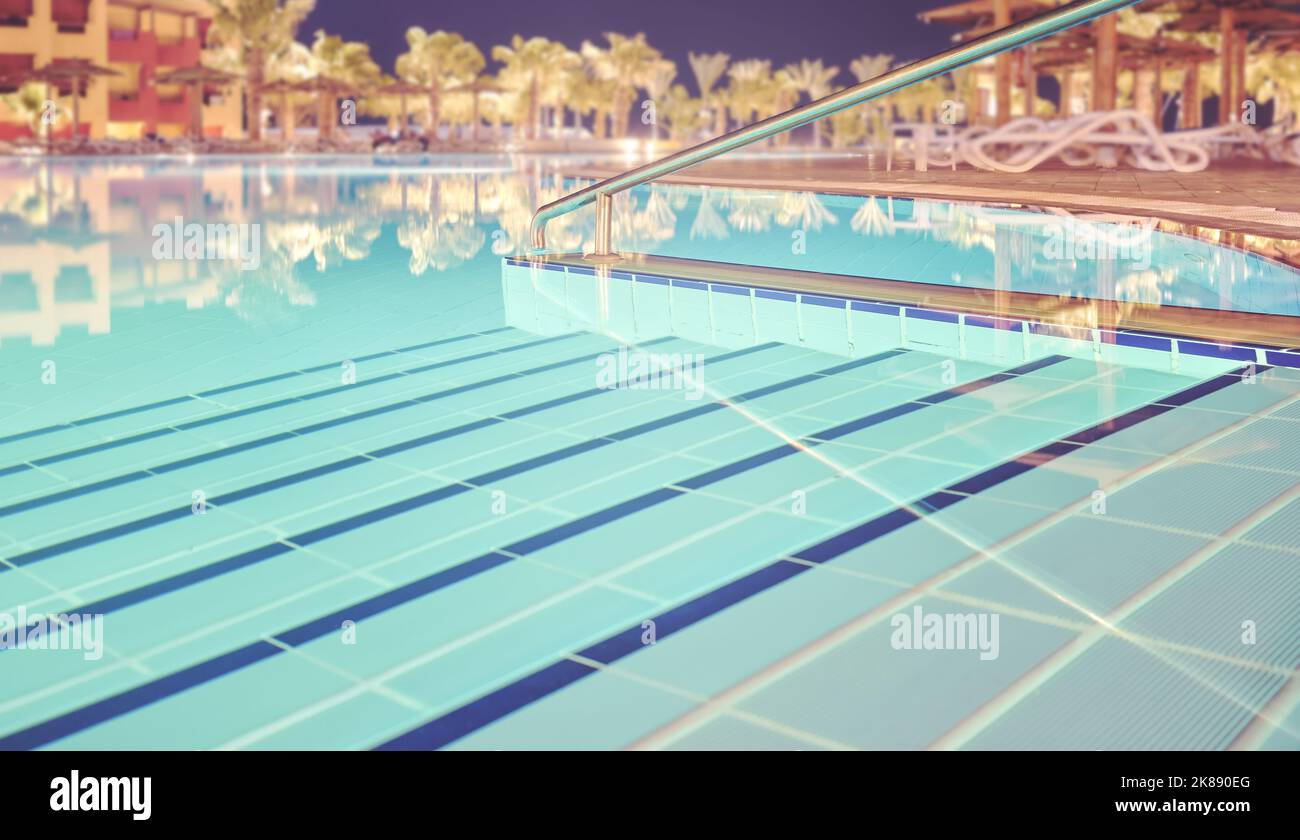 Ingresso piscina e ringhiera di notte, tonalità cromatiche applicate, focalizzazione selettiva. Foto Stock